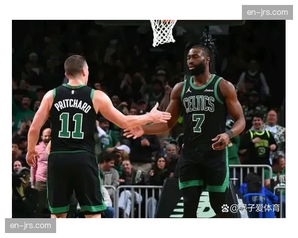 凯尔特人客场对阵勇士半场领先 布朗延续高效得分表现